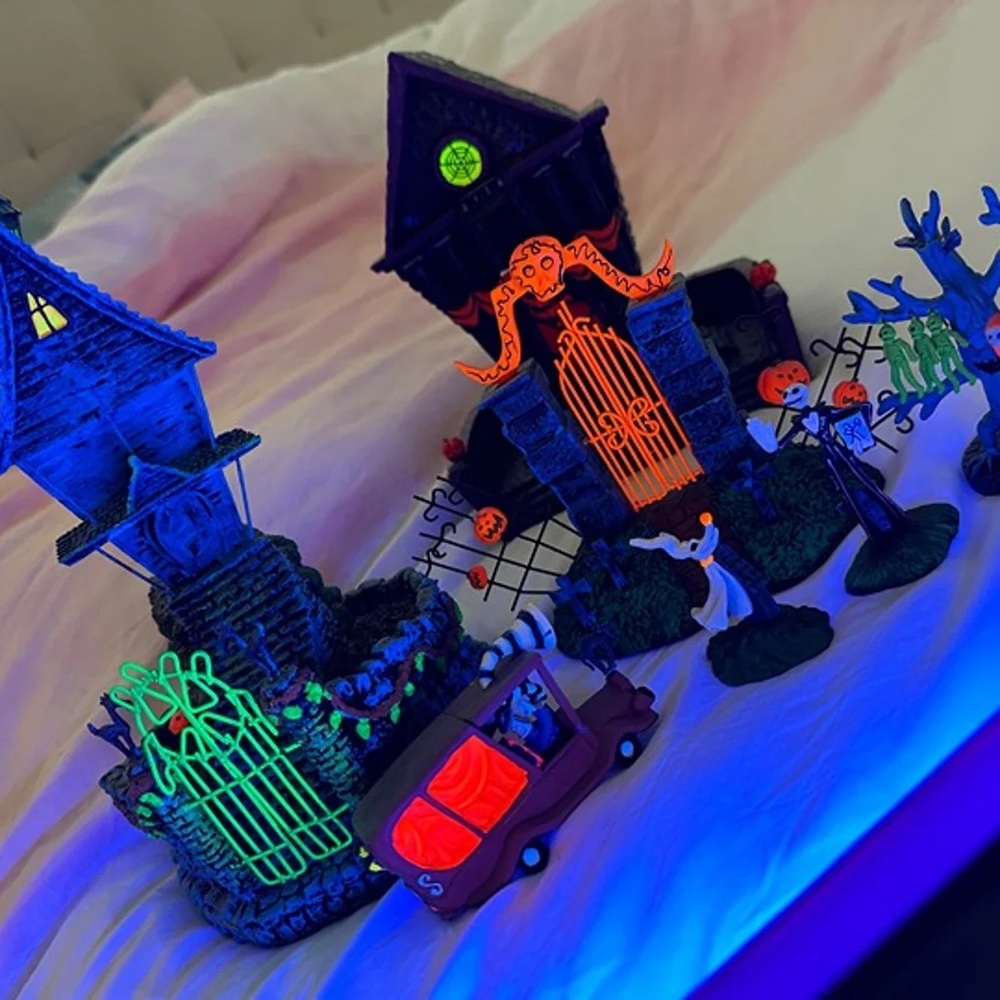 Nightmare Before Christmas Black Light Village And Figurines